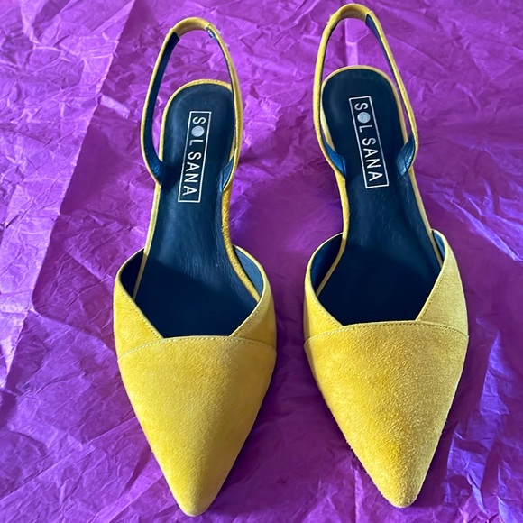 Ladies size 9 yellow suede, 1 3/4” kitten heel shoes - Picture 5 of 5
